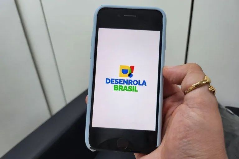 Fila de atendimento bancário relacionada ao programa Desenrola
