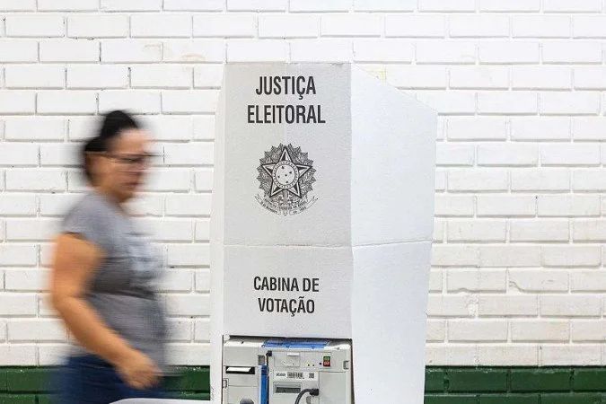 Urna eletrônica e material de campanha com calendário
