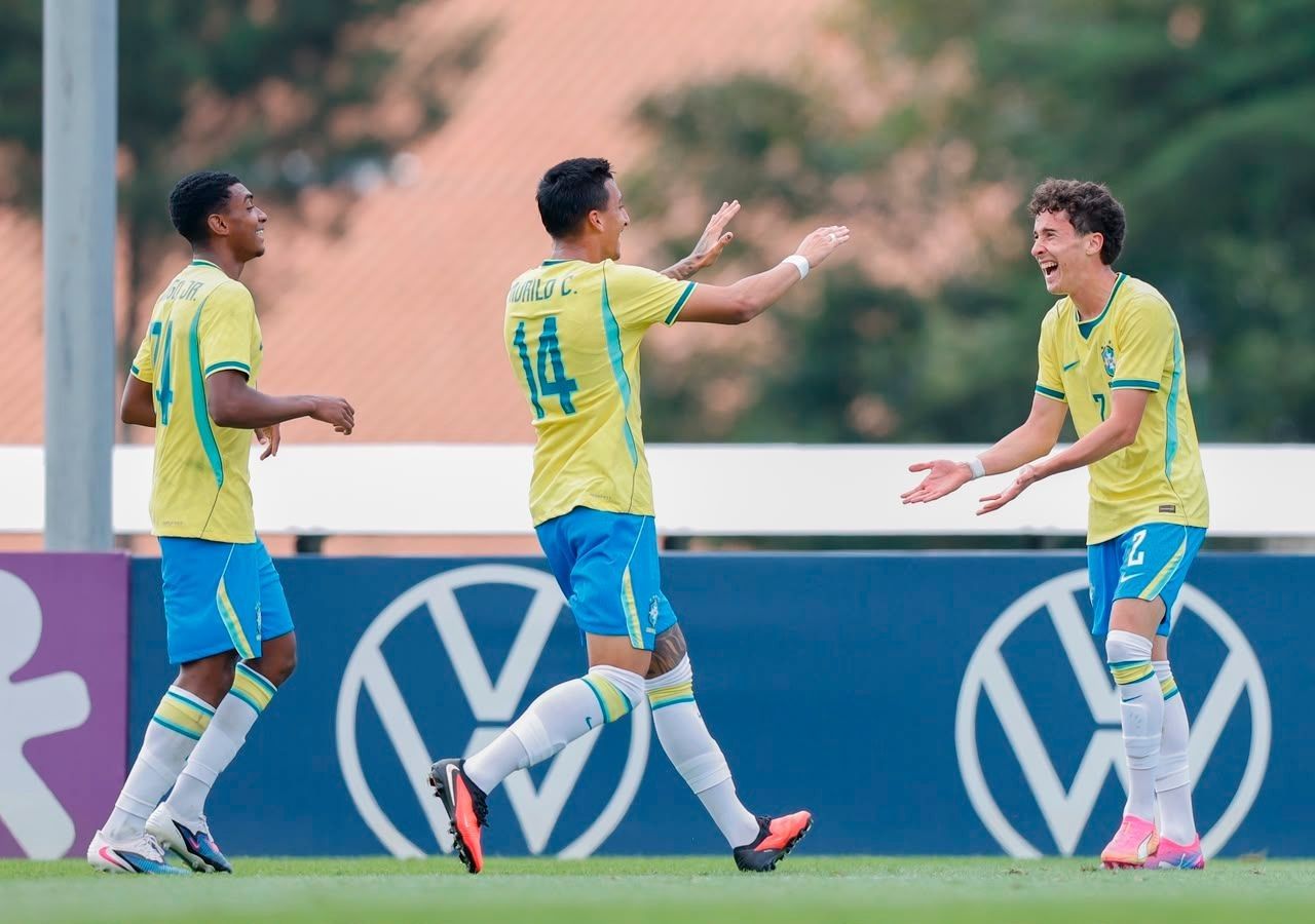 Marcos Pesseti comemorando gol com a seleção sub-17
