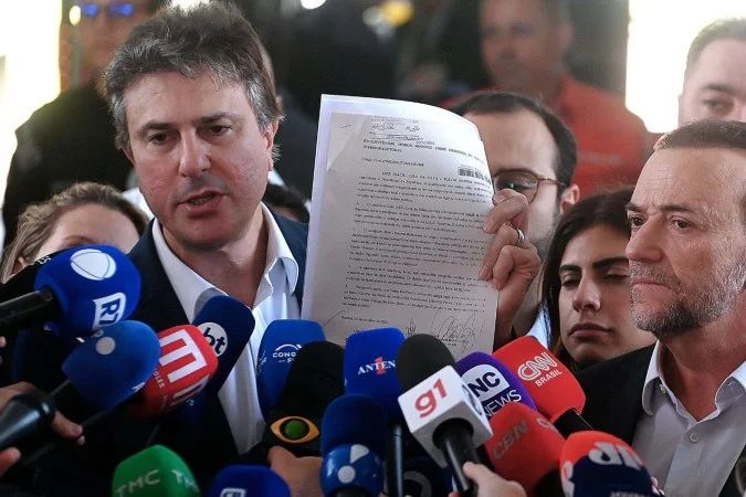 Representantes das campanhas deixando o TSE após protocolo de petição