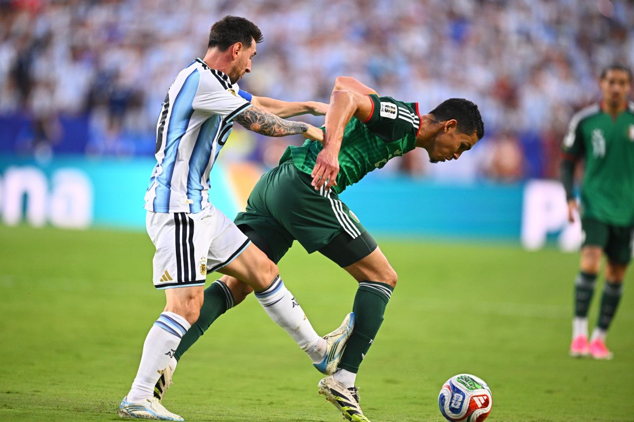 Messi disputa lance com Mandi