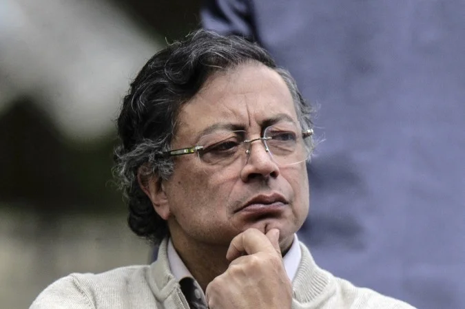 Gustavo Petro publicando mensagem na rede social X