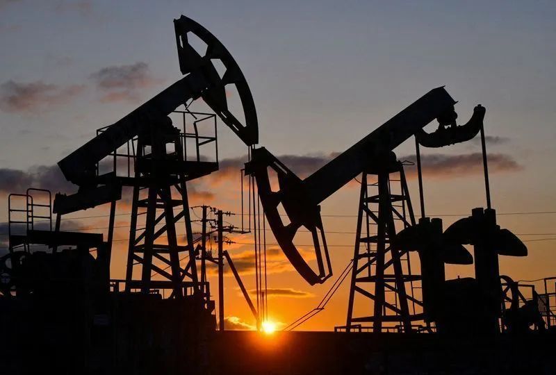 Navio-tanque e instalações petrolíferas ao entardecer