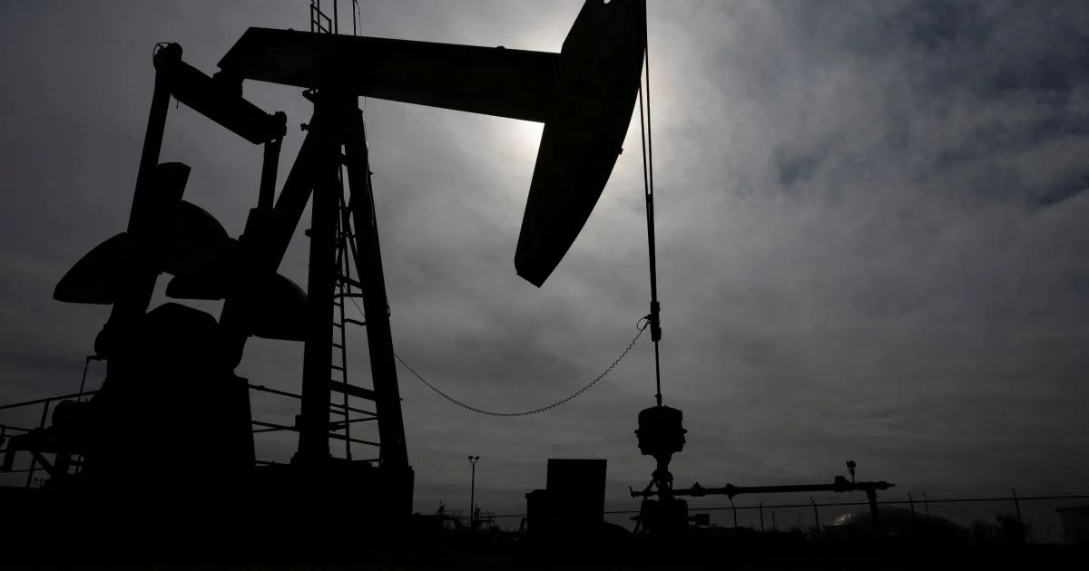 Plataforma de petróleo no mar ao pôr do sol