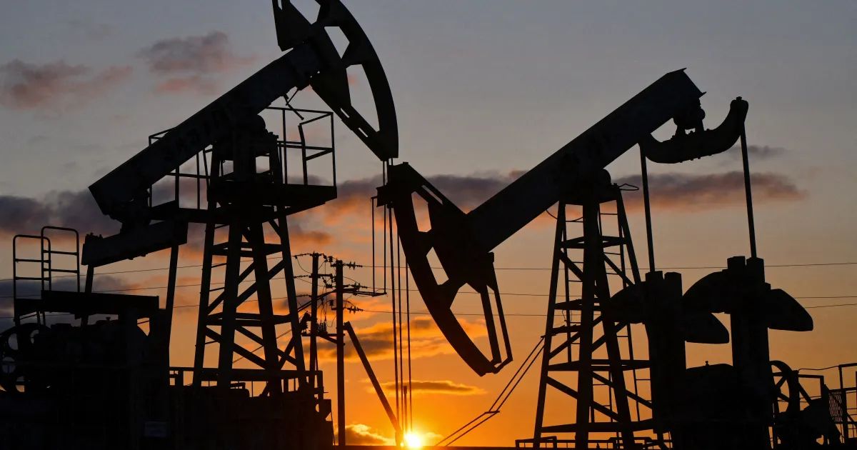 Plataforma de petróleo ao largo do mar com navio-tanque ao fundo