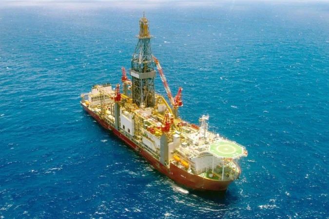 Plataforma offshore em operação de sondagem