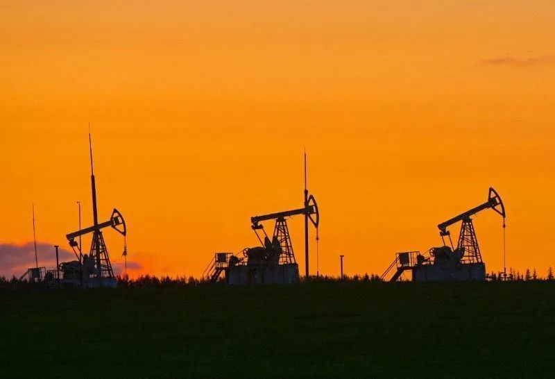 Barris de petróleo em terminal portuário