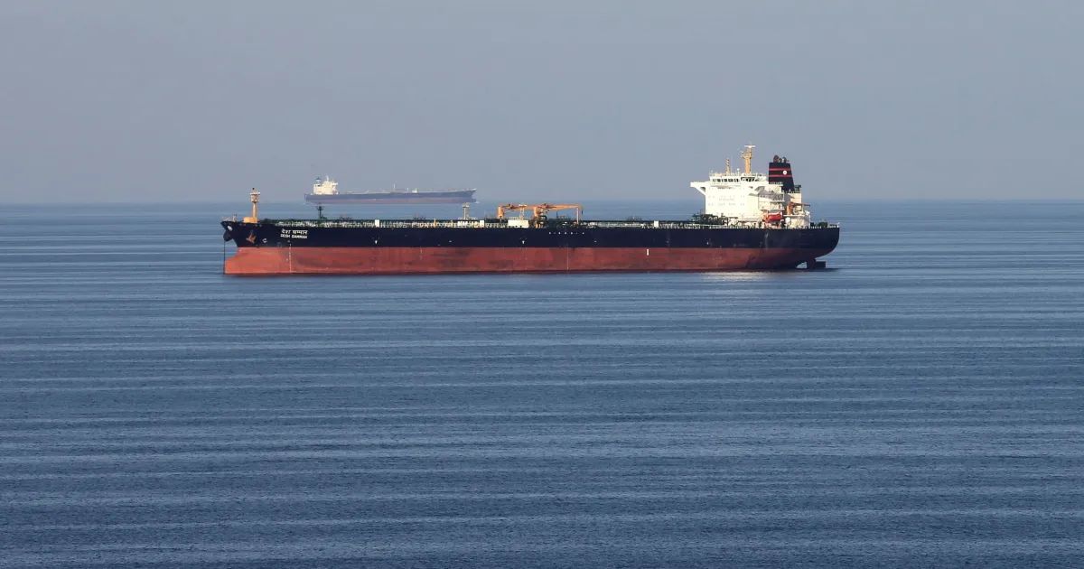 Tanques de armazenamento de petróleo ao entardecer
