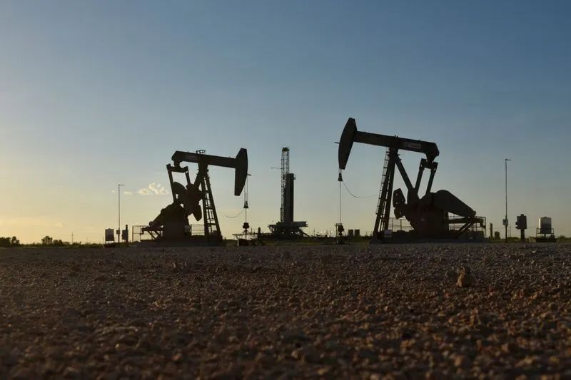 Plataforma de petróleo e navio-tanque no mar