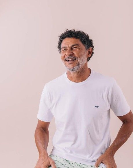 Petrônio Tavares em prancha de surf