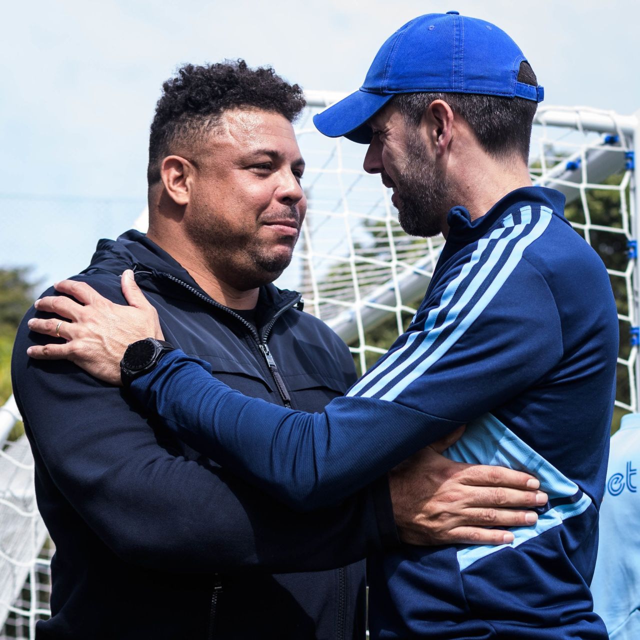 Paulo Pezzolano sorrindo em coletiva