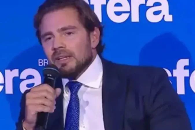 Agentes da Polícia Federal e logotipo da Interpol