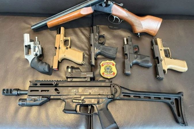 Agentes da Polícia Federal durante cumprimento de mandado