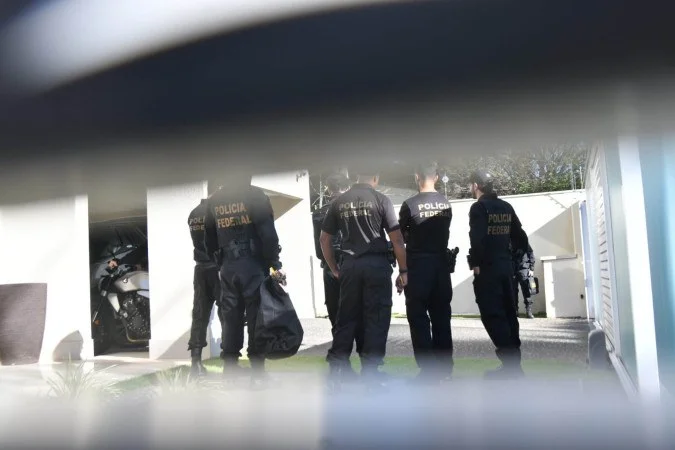 Moto e carro apreendidos em endereço ligado a Ciro Nogueira