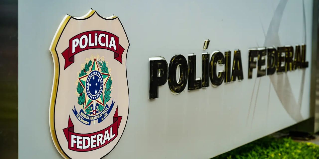 Agentes da Polícia Federal com caixas apreendidas
