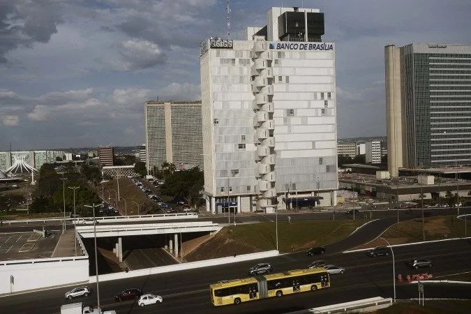 Agentes da Polícia Federal em investigação relacionada ao BRB