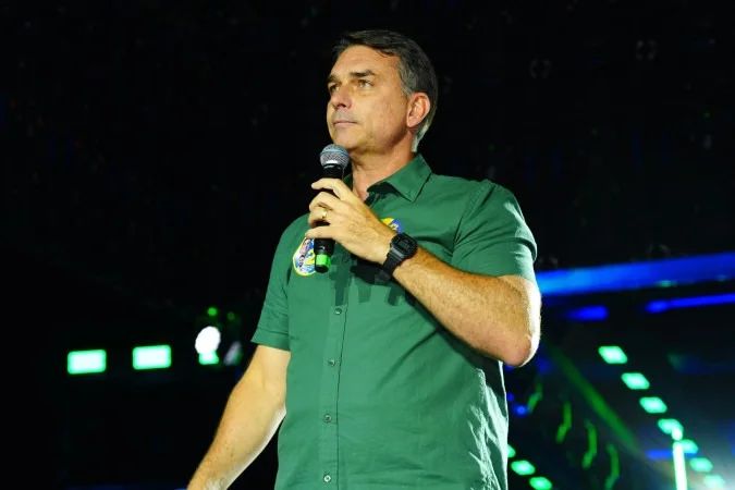 Pedido da PF às autoridades argentinas sobre possível saída de Flávio Bolsonaro
