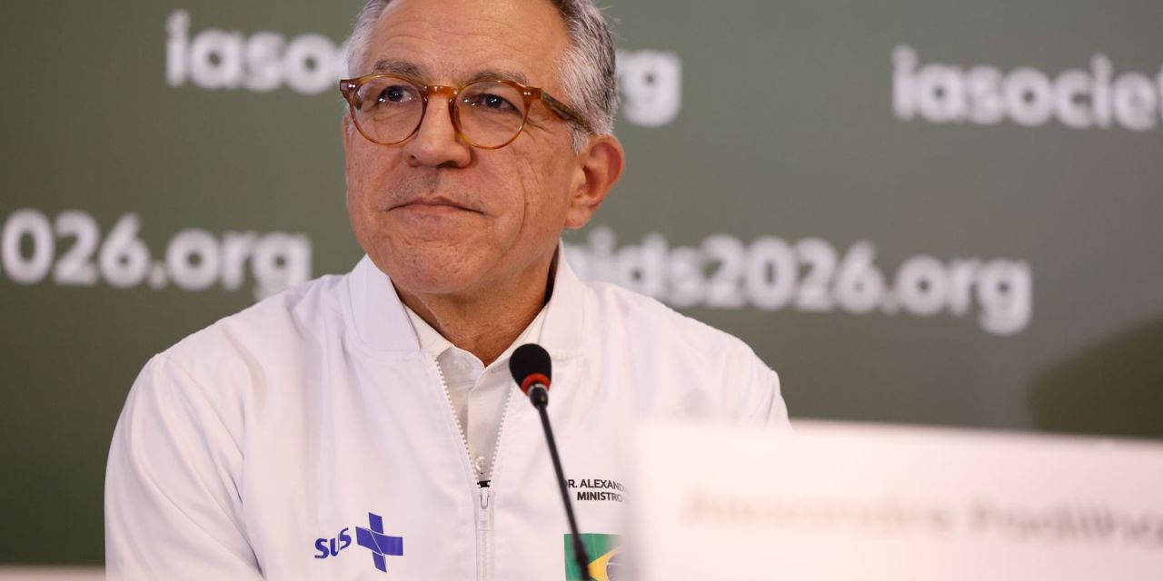 Ministro Alexandre Padilha e capa da revista Veja