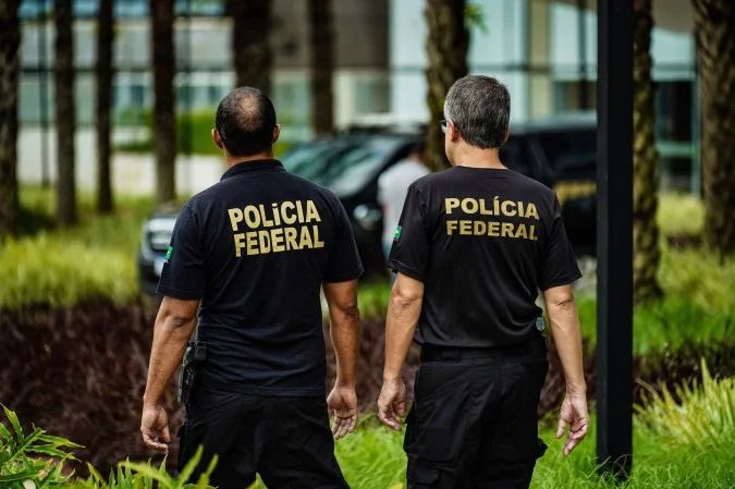 Agentes da Polícia Federal em operação em Sobral