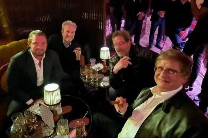 Fotografia de reunião entre Gonet e Vorcaro durante degustação