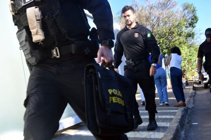 Agentes da Polícia Federal em diligência