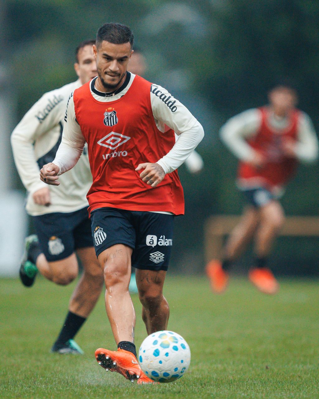 Philippe Coutinho durante treino no CT Rei Pelé