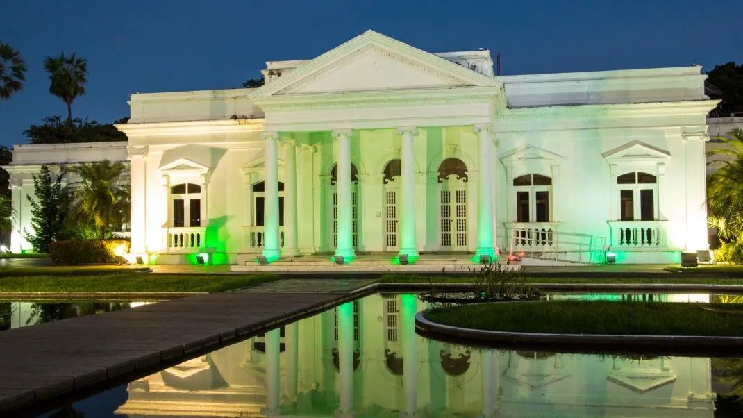Governador assinando documento no Palácio
