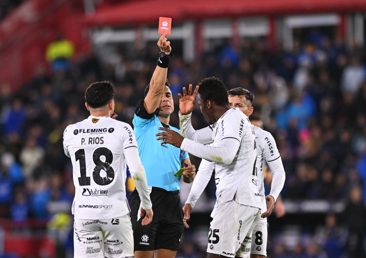 Árbitro Piero Maza em campo