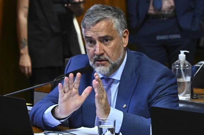 Paulo Pimenta durante entrevista