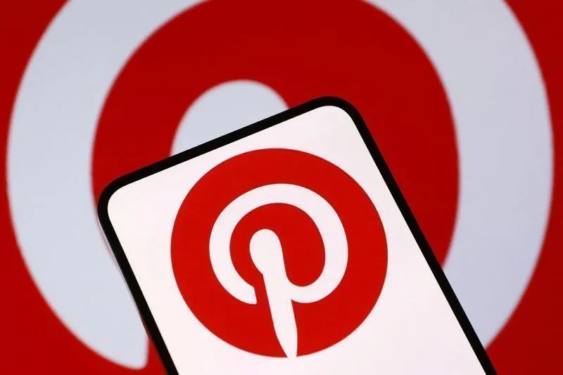 Logotipo do Pinterest sobre fundo vermelho