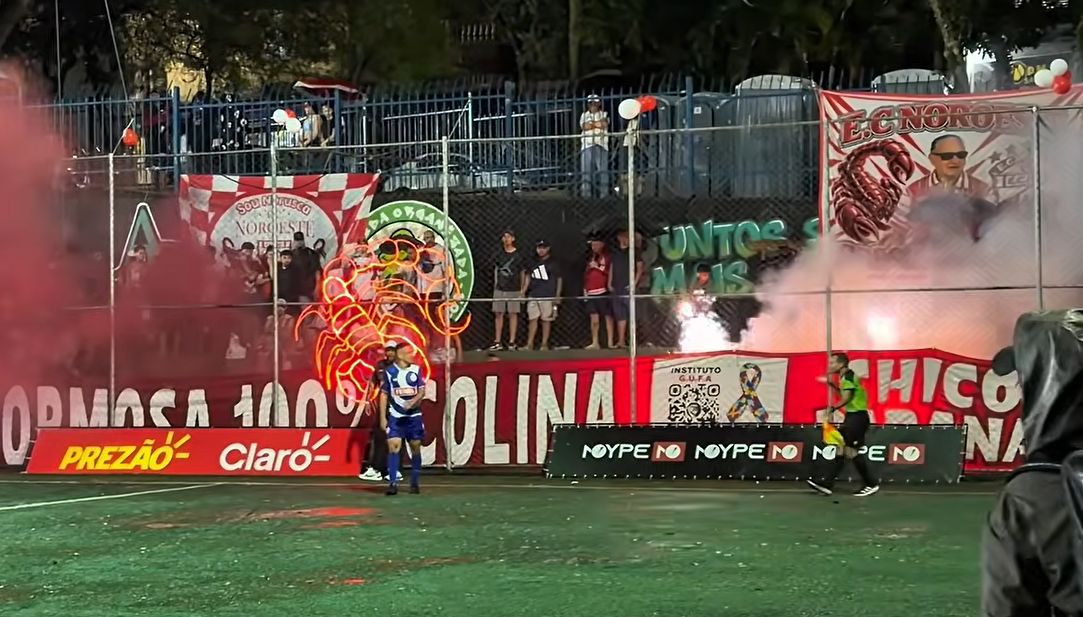 Jogadores do Pioneer comemorando a vitória na abertura da Copa Sapo Louco