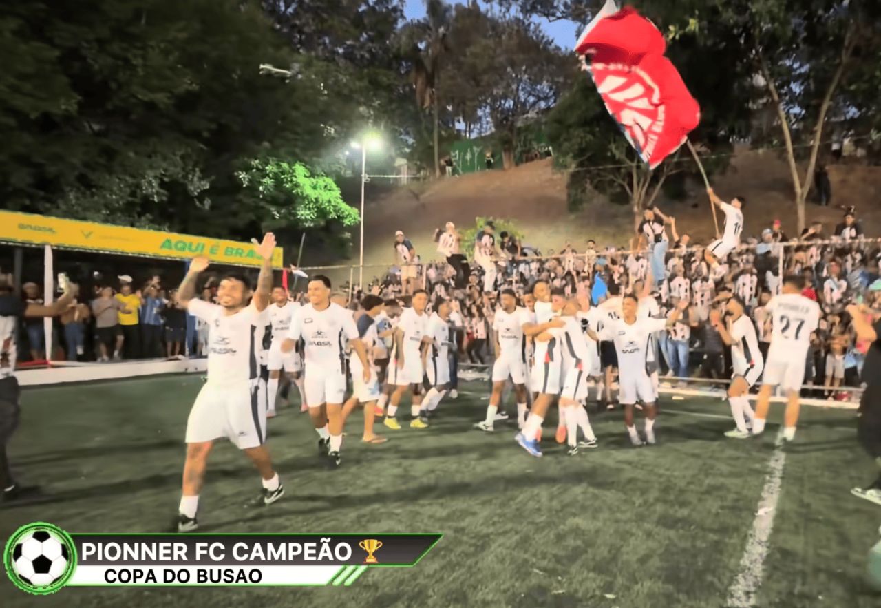 Jogadores do Pioner comemorando o título da Copa do Buzão no campo do Vila Izabel