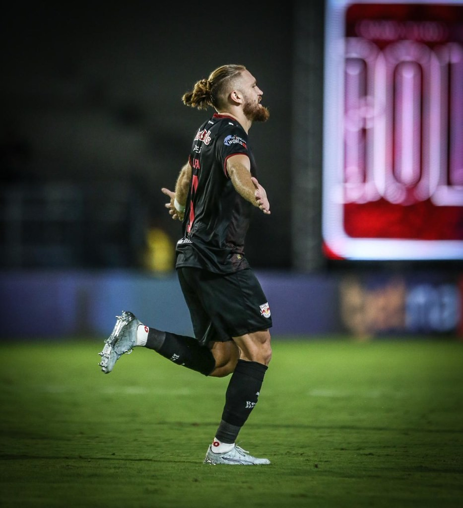 Isidro Pitta comemora gol pelo Bragantino