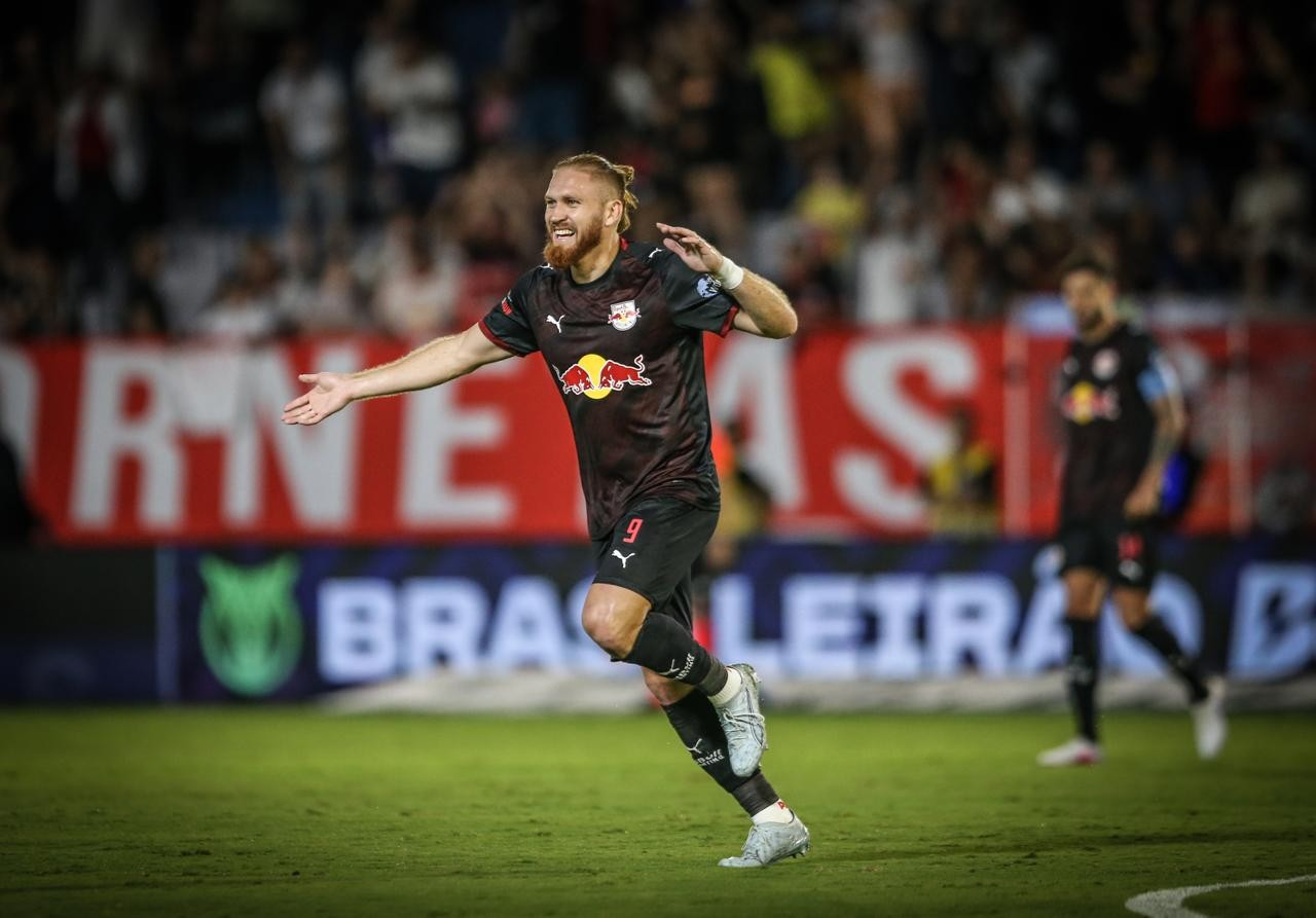 Isidro Pitta comemorando gol pelo Bragantino