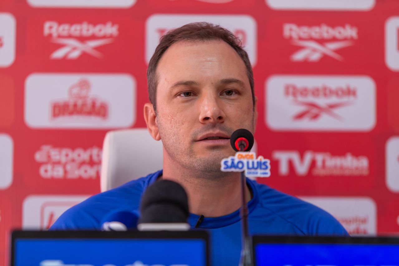 Bruno Pivetti no banco durante Goiás x Náutico