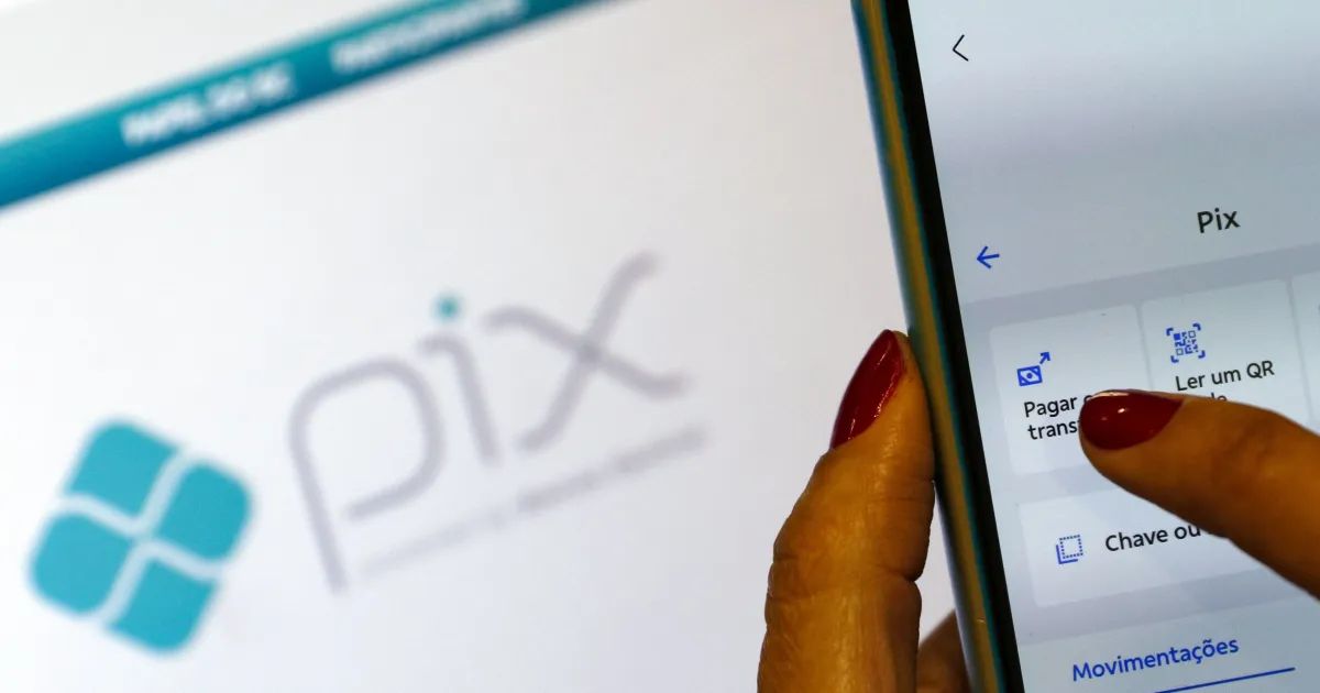 Celular exibindo tela de aplicativo financeiro