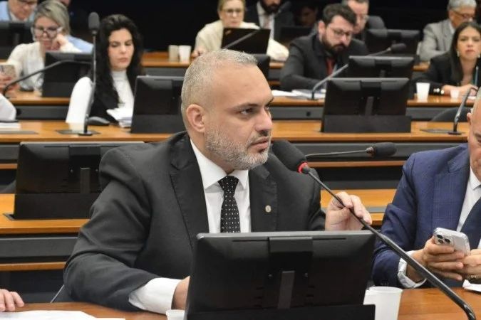 Cédulas de real sobre mesa