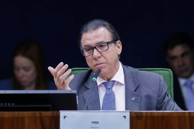 Ministros Luiz Marinho e Guilherme Boulos no Palácio do Planalto falando com a imprensa