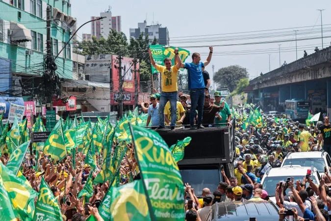 Manifestantes em ato político convocado pelo PL