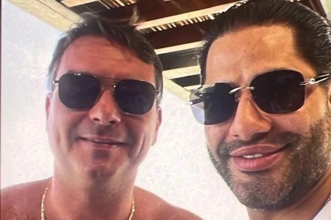 Flávio Bolsonaro e Luiz Phillipi em registro divulgado