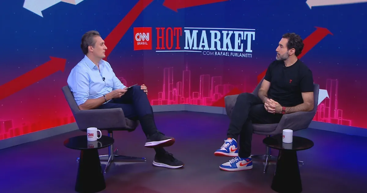 Entregador em frente a restaurante pequeno