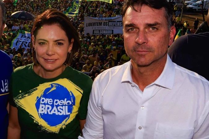 Flávio Bolsonaro grava vídeo em resposta a Michelle