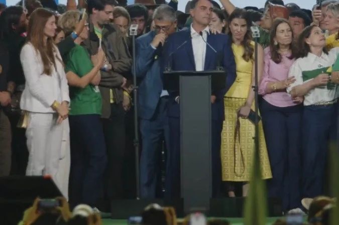 Flávio Bolsonaro em palanque durante convenção do PL