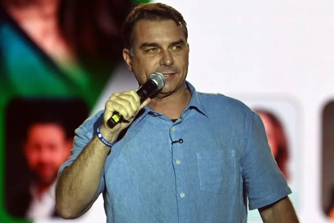 Flávio Bolsonaro em transmissão ao vivo