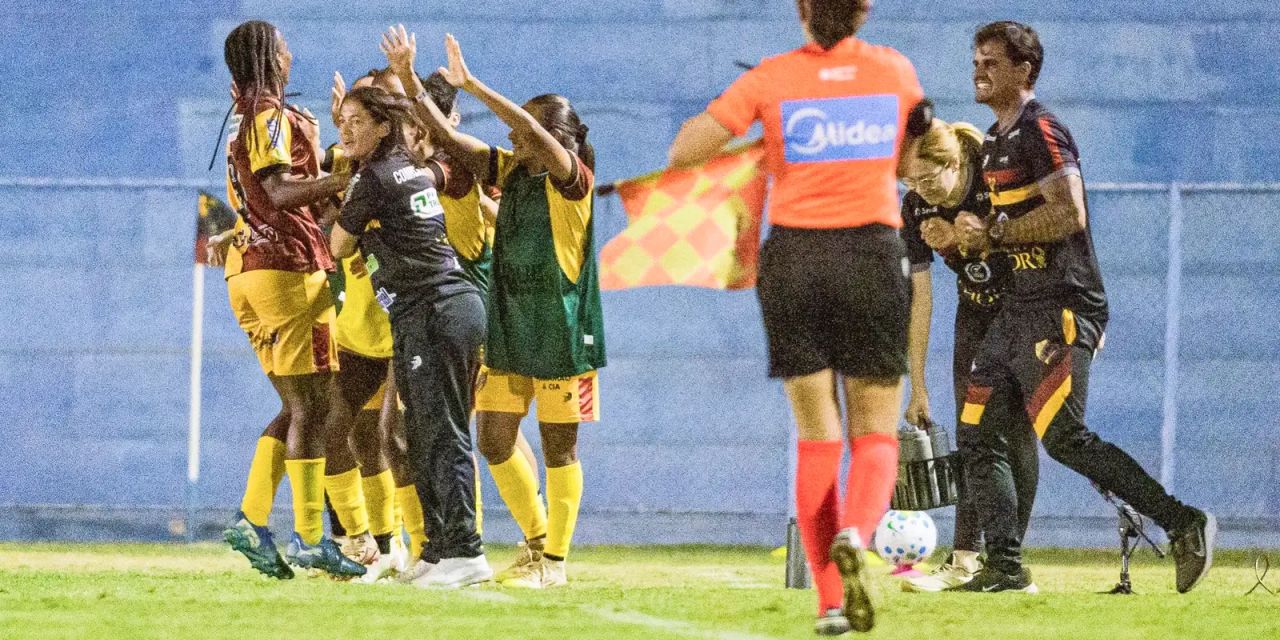 Jogadoras do Planalto comemoram gol contra o Realidade Jovem