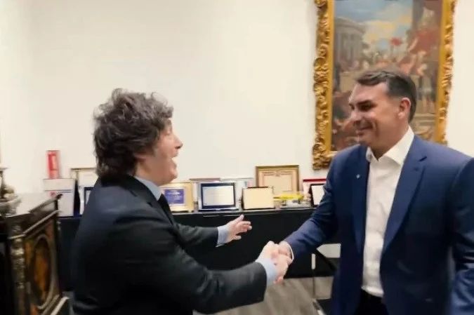 Milei no lançamento da campanha de Flávio Bolsonaro