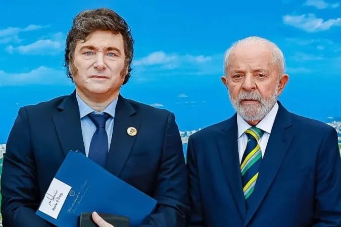 Bandeiras do Brasil e da Argentina em frente ao Palácio do Planalto
