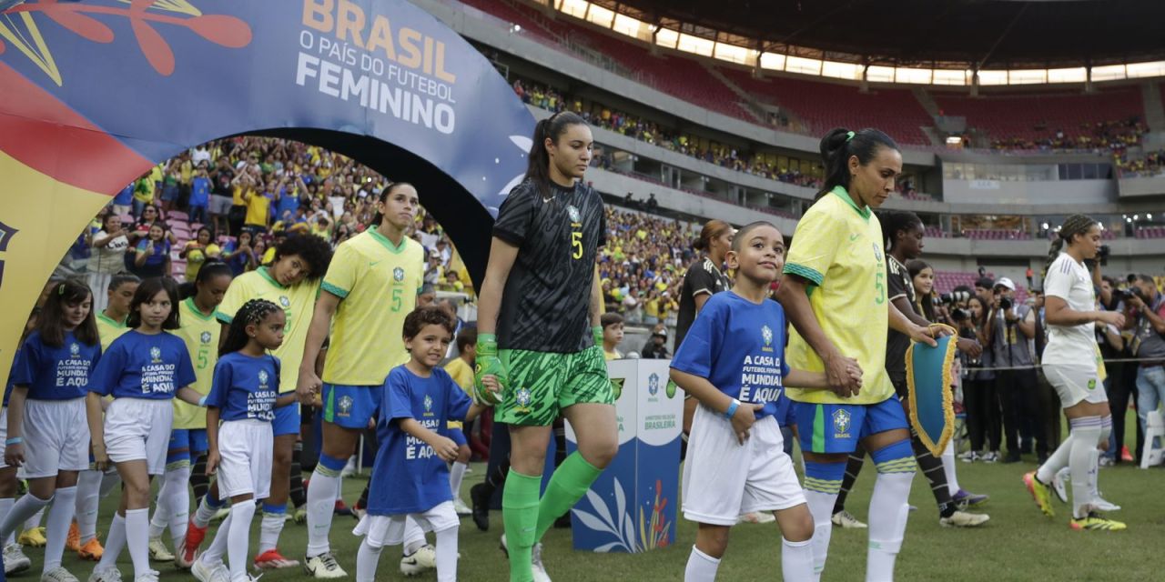 Estádio com bandeiras do Brasil e arquibancada vazia