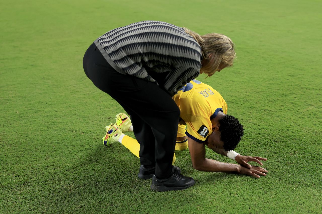 Gonzalo Plata chorando após empate do Equador com Curaçao