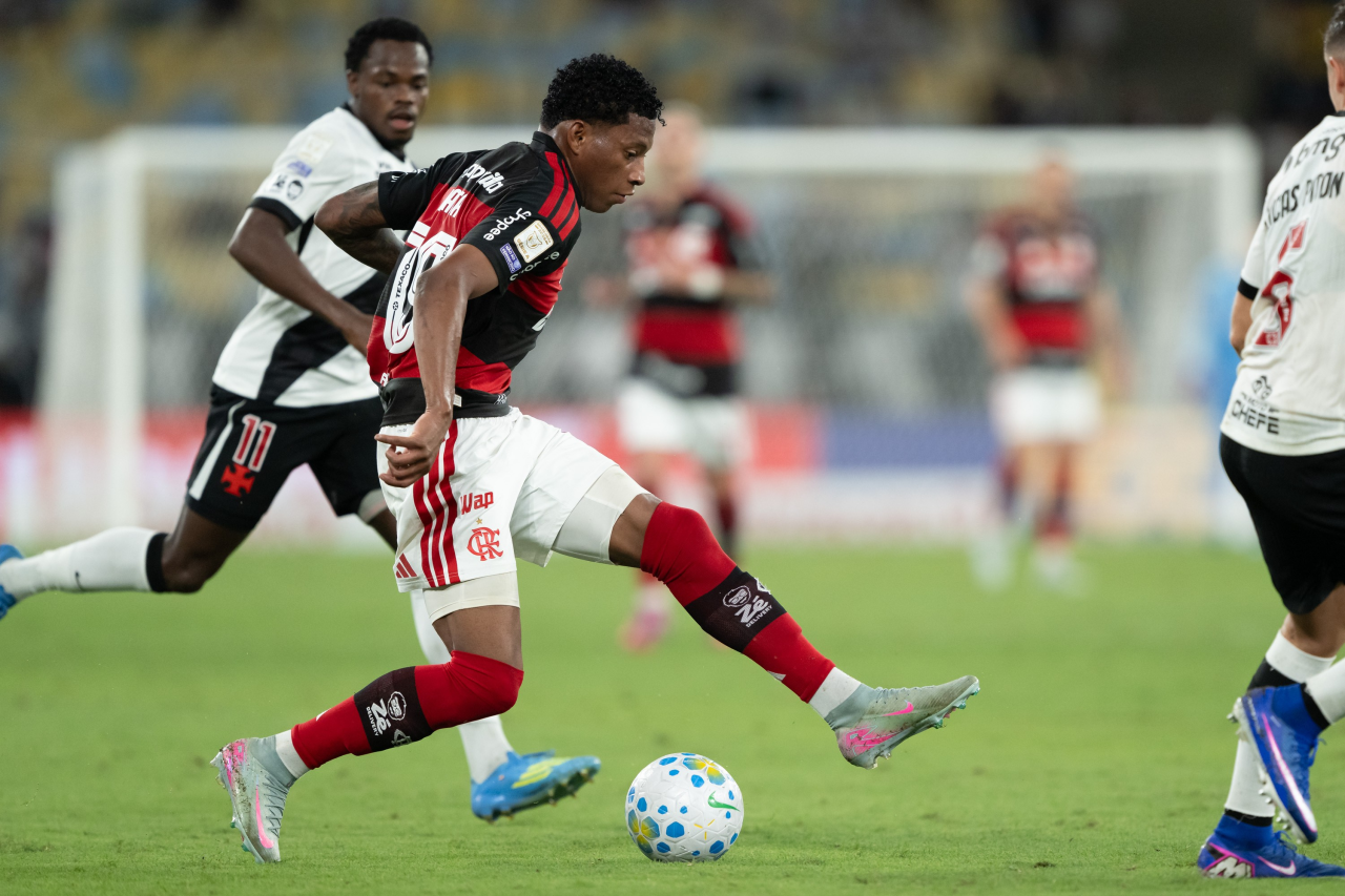 Plata em ação pelo Flamengo durante clássico contra o Vasco
